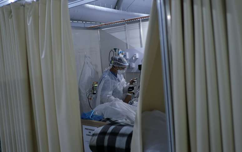 Profissional da saúde trata paciente com Covid-19 no Rio de Janeiro, RJ 
02/07/2020
REUTERS/Ricardo Moraes