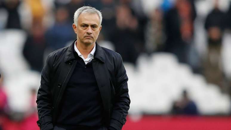 Mourinho afirmou que deve priorizar a Liga Europa nesta semana (Adrian DENNIS / AFP)