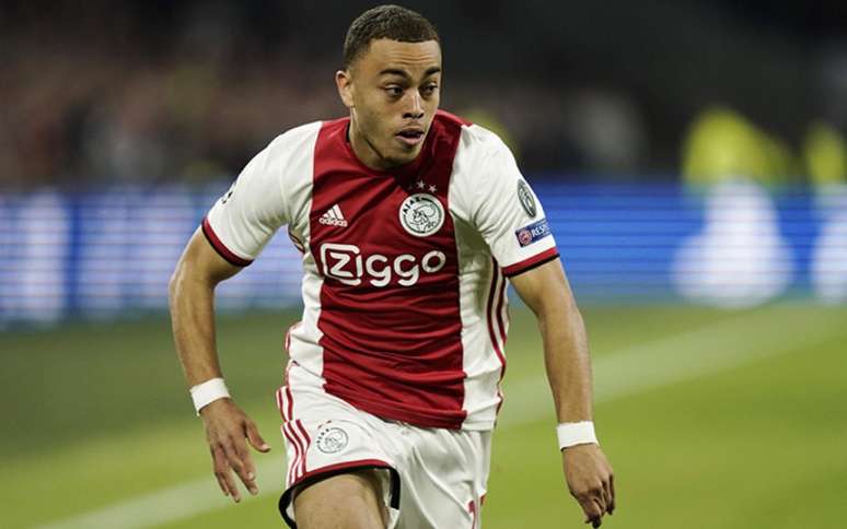 Sergiño Dest em ação pelo Ajax na Liga dos Campeões (Foto: Kenzo Tribouillard / AFP)