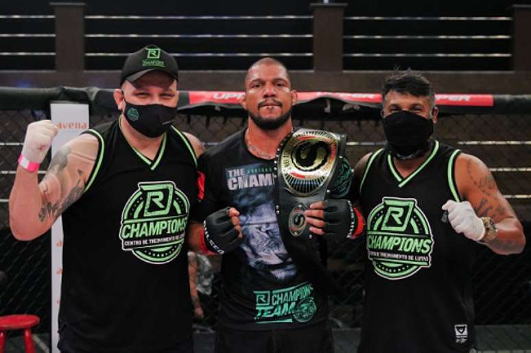 Adriano Rodrigues faturou o cinturão peso-médio do Shooto Brasil (Foto: Marcell Fagundes)