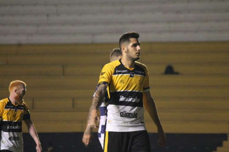 Zagueiro Carlos Alexandre comemorou a fase defensiva do Criciúma (Foto:Celso Luz/Criciúma EC)