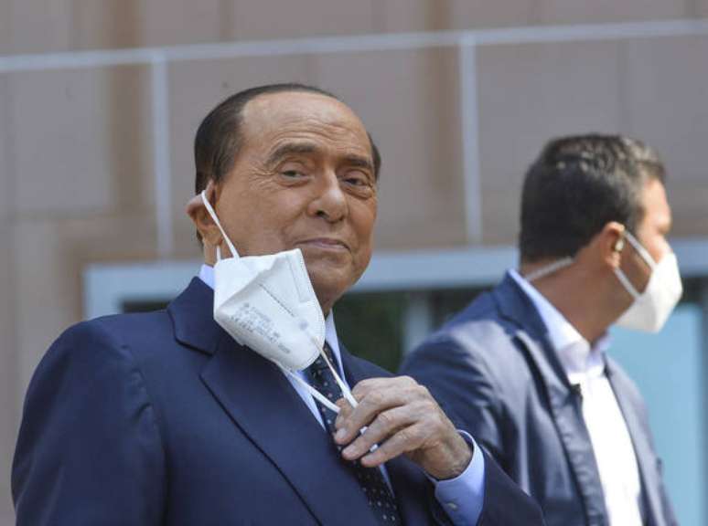 Berlusconi chegou a ficar internado por 10 dias para tratar da Covid-19