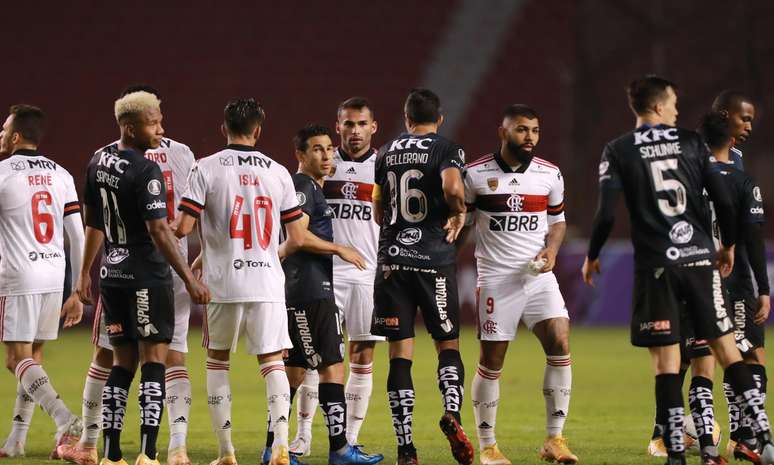 Jogadores de Flamengo e Del Valle se cumprimentam após duelo pela Libertadores