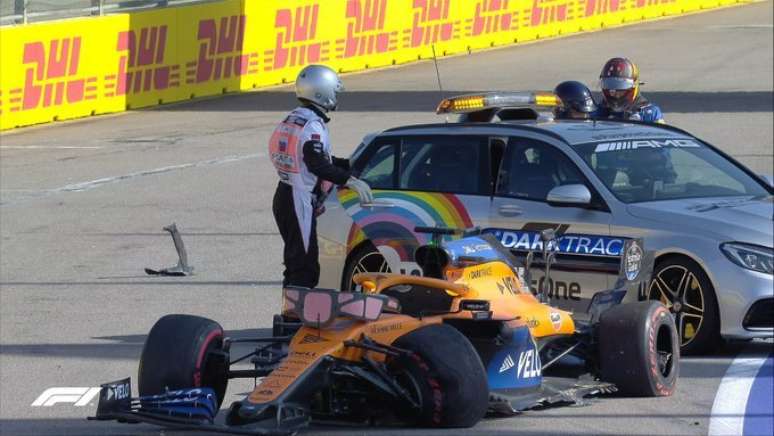 Carlos Sainz destruiu a suspensão dianteira esquerda após a batida 