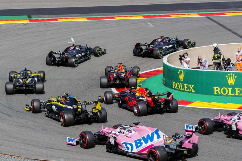 Lewis Hamilton contornou na frente a primeira curva do GP da Bélgica 
