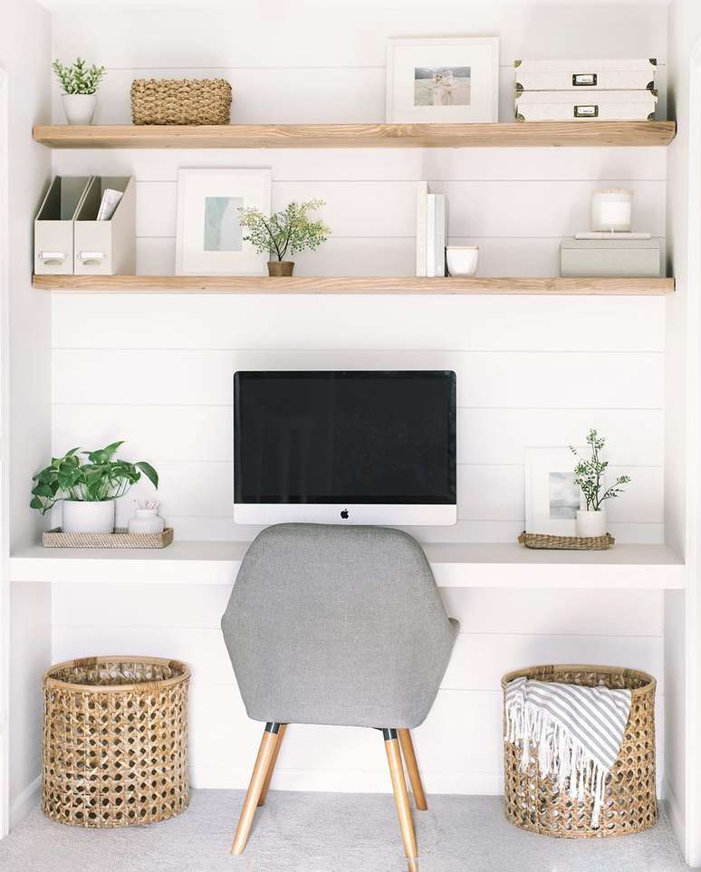 3. Mesa para pc pequena no cantinho de casa – Via: Pinterest