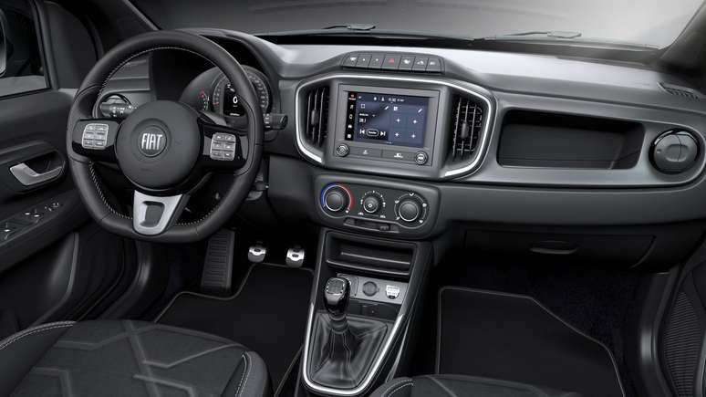 Revestimento do volante tem costura na cor prata, que &eacute; o mesmo tom do escudo, das pedaleiras e da costura da coifa do c&acirc;mbio. 