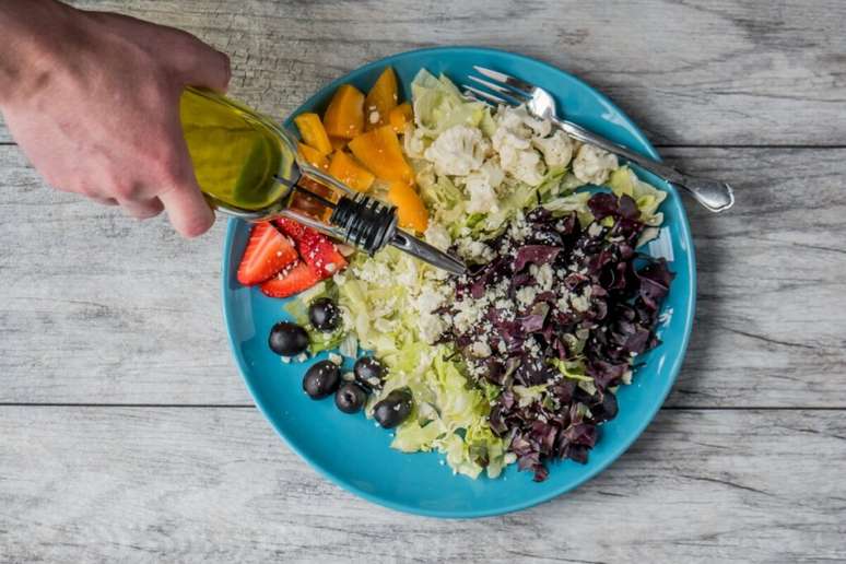 Guia da Cozinha - Azeite de oliva: 5 benefícios do óleo para a saúde