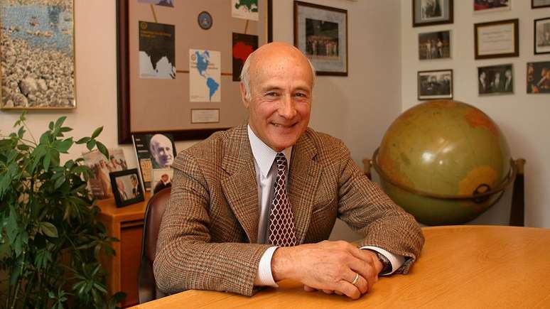 Joseph Nye criou, junto com Robert Keohane, a teoria do neoliberalismo nas rela&ccedil;&otilde;es internacionais, que exp&ocirc;s em seu livro "Power and Interdependence".