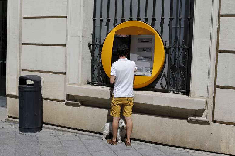 Caixa eletrônico em Sevilha, na Espanha. REUTERS/Marcelo del Pozo
