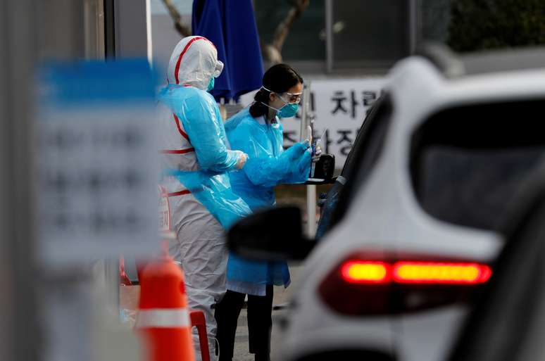 Profissional de saúde se prepara para colher amostra para teste de detecção de Covid-19 em Daegu, na Coreia do Sul
03/03/2020 REUTERS/Kim Kyung-Hoon