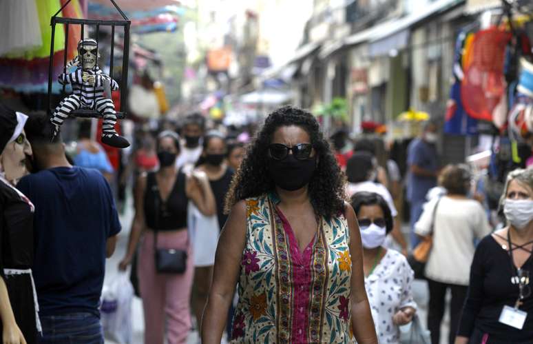 Consumidores fazem compras em rua comercial do Rio de Janeiro em meio a surto de Covid-19
16/09/2020
REUTERS/Ricardo Moraes