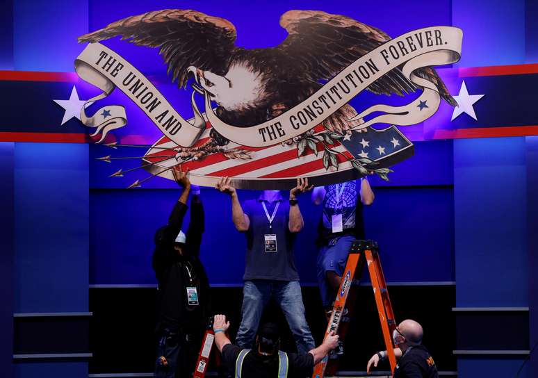 Equipes preparam palco para primeiro debate eleitoral entre Donald Trump e Joe Biden, em Cleveland
28/09/2020 REUTERS/Brian Snyder