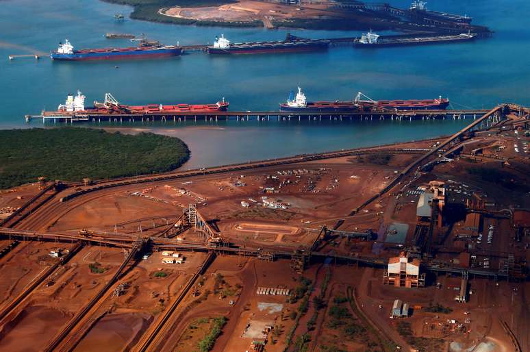 Navios aguardam carregamento em Port Hedland, Pilbara
 3/12/2013    REUTERS/David Gray