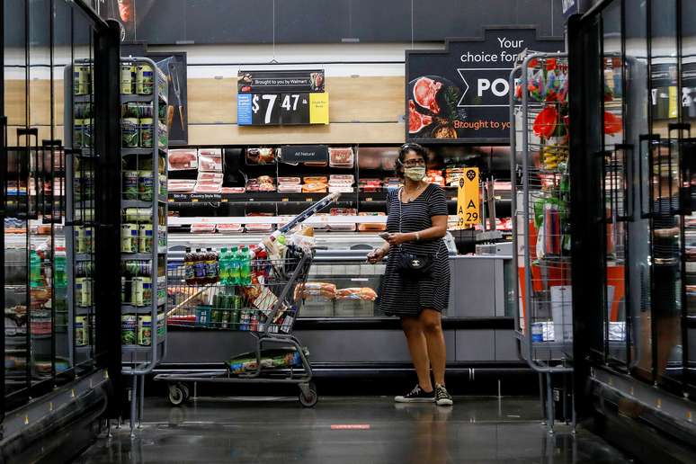 Comprador usa máscara enquanto faz compras em loja do Walmart em Bradford, Pensilvânia, EUA, 20 de julho de 2020. REUTERS/Brendan McDermid