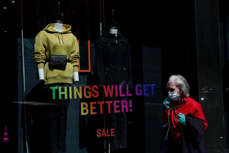 Mulher caminha em frente a loja de roupas com anúncio de liquidação na Avenida Madison, em Nova York
18/08/2020
REUTERS/Shannon Stapleton