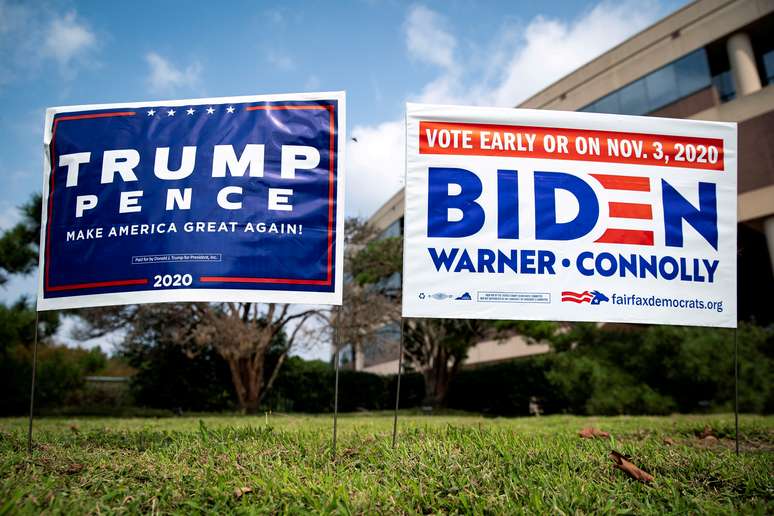 Cartazes de campanha de Joe Biden e de Donald Trump em Fairfax, na Virg&iacute;nia
18/09/2020 REUTERS/Al Drago