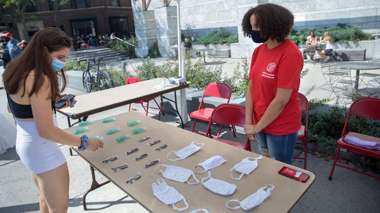 Estudante vende m&aacute;scaras de prote&ccedil;&atilde;o contra coronav&iacute;rus em campus da Universidade de Cornell, em Ithaca, Nova York
Jason Koski/Cornell University/Divulga&ccedil;&atilde;o via REUTERS 