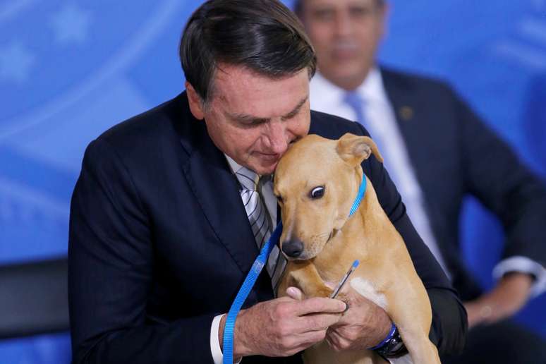 Bolsonaro segura seu cachorro Nestor durante sanção de lei no Palácio do Planalto
29/09/2020
REUTERS/Adriano Machado