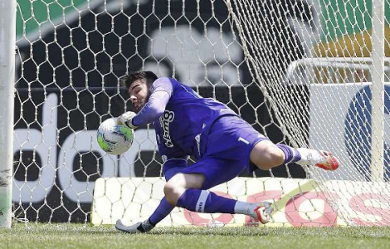 Goleiro do Fortaleza se torna o maior pegador de pênalti do