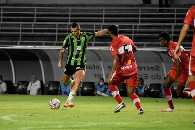 América-MG e CRB fizeram um jogo em ritmo lento pelo degaste das equipes, que jogaram três vezes em menos de uma semana-(Estevão Germano/América-MG)