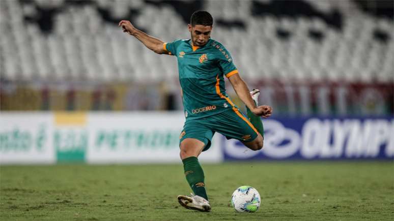 Michel Araújo completou 24 anos nesta segunda e marcou o primeiro gol da goleada do Fluminense sobre o Coritiba por 4 a 0 no Nilton Santos (LUCAS MERÇON / FLUMINENSE)