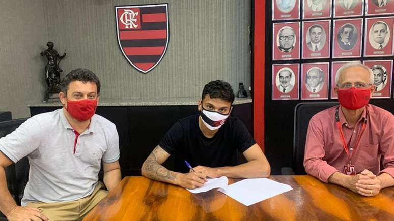 Vitor Zanelli (Vice-Presidente do Futebol de Base), Richard Rios e Reinaldo Belotti (CEO) (Foto: Divulgação/Flamengo)