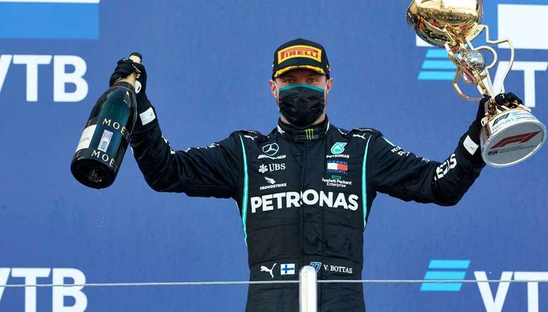 Valtteri Bottas festeja sua segunda vitória na temporada 2020 da F1 