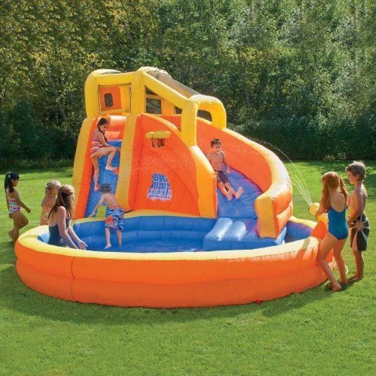 1. Piscina infantil com escorregador – Via: Pinterest