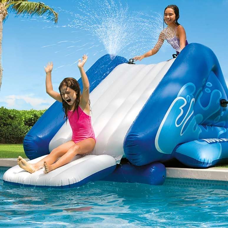 3. Piscina infantil com escorregador inflável – Via: Pinterest