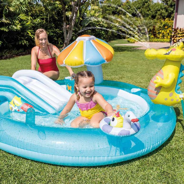 2. Piscina infantil com escorregador – Via: Pinterest