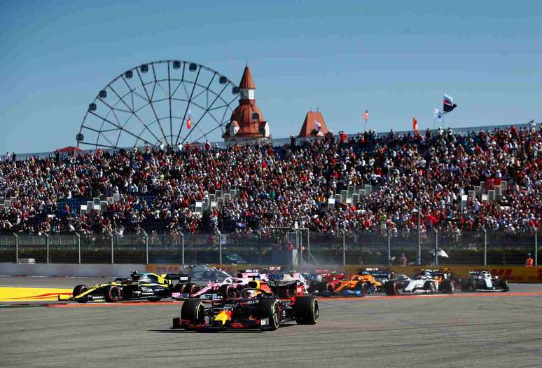 A confusão na largada do GP da Rússia, com vários carros escapando da pista 