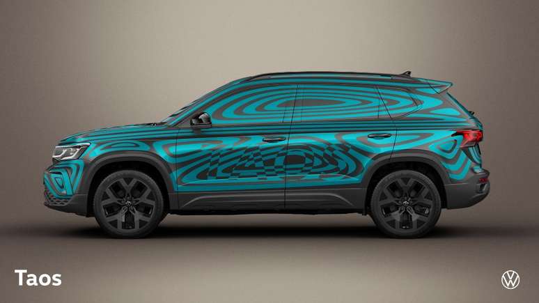 Volkswagen Taos com a camuflagem feita pelo designer José Pavone: disfarce no vão livre do solo.