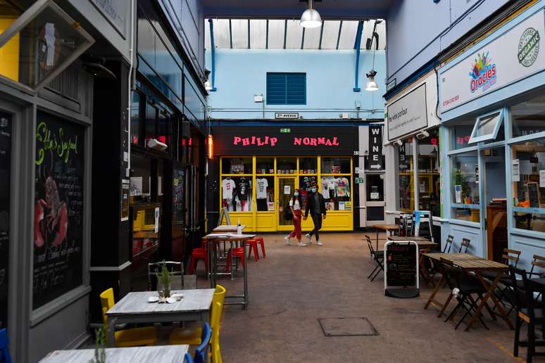 Casal passa por restaurantes vazios em Brixton Village, no Reino Unido, em meio a surto de Covid-19 
14/07/2020
REUTERS/Dylan Martinez