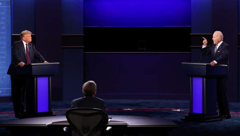 Presidente dos EUA, Donald Trump, e candidato democrata Joe Biden participam do primeiro debate na corrida presidencial de 2020
29/09/2020
REUTERS/Jonathan Ernst