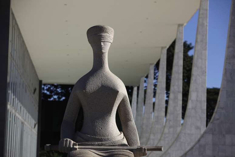 Estátua da Justiça em frente ao prédio do Supremo Tribunal Federal em Brasília
21/04/2010 REUTERS/Ricardo Moraes 