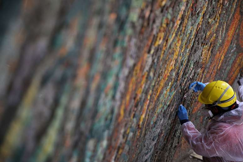 Equipe de restaura&ccedil;&atilde;o trabalha em mosaicos do monumento Buzludzha, na Bulg&aacute;ria
29/09/2020
REUTERS/Stoyan Nenov