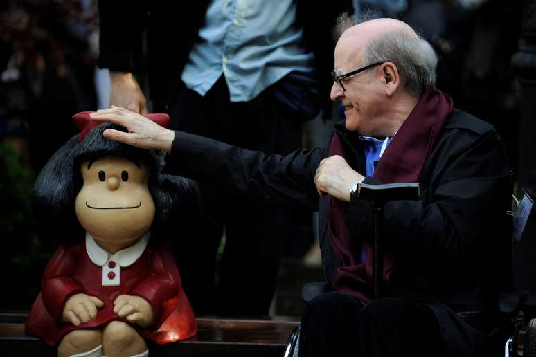 Cartunista Quino toca escultura da personagem Mafalda
23/10/2014
REUTERS/Eloy Alonso