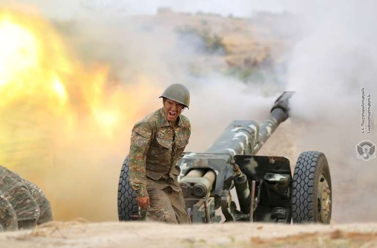 Soldado armêno étnico dispara artilharia durante combates com forças do Azerbaijão
29/09/2020
Ministério da Defesa da Armênia/via REUTERS &nbsp;