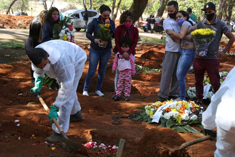Enterro no cemitério da Vila Formosa, em São Paulo (SP), em meio à pandemia de coronavírus 
06/08/2020
REUTERS/Amanda Perobelli