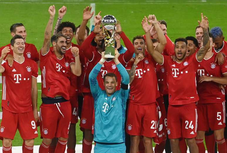 Jogadores do Bayern comemoram o título da Supercopa da Alemanha. 30/9/2020 Christof Stache/Pool via REUTERS  