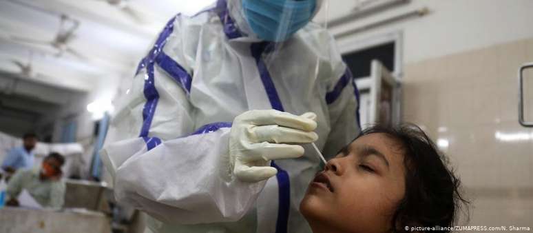 Testes rápidos de antígenos já estão em uso na Índia para retardar a rápida propagação da pandemia</p><p>