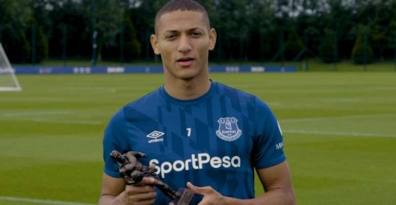 Segurando prêmio de melhor atleta do Everton, atacante Richarlison manda bem fora dos gramados também (Divulgação/ Everton FC)