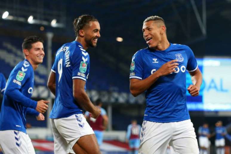 Calvert-Lewin e Richarlison fizeram parecer fácil na vitória do Everton (ALEX LIVESEY / POOL / AFP)
