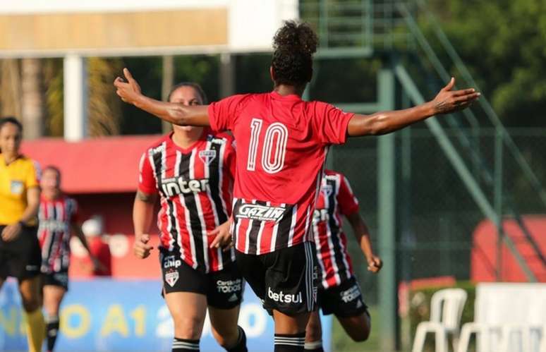 Jogadoras do Tricolor comemoram o gol marcado por Duda (Igor Amorim/saopaulofc.net)