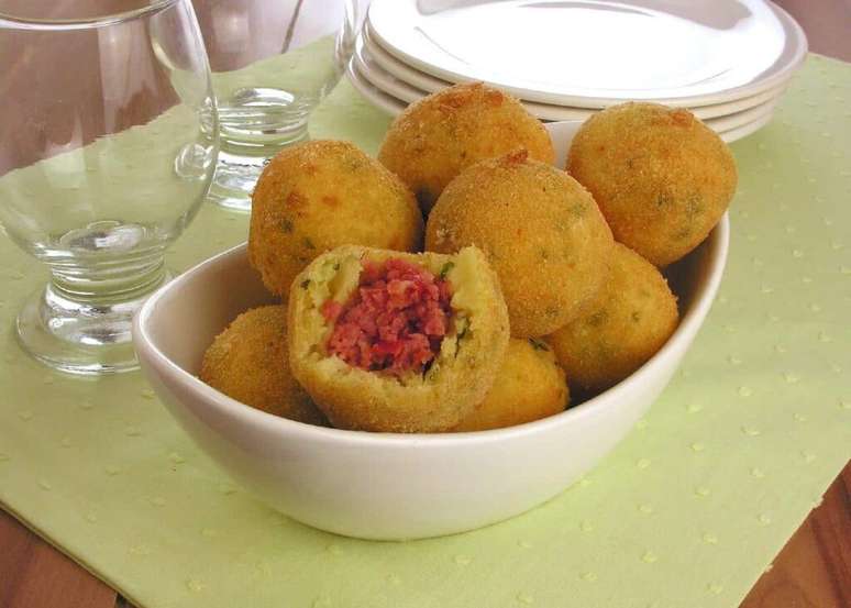 Guia da Cozinha - Bolinho de mandioca: sete sabores imperdíveis para experimentar