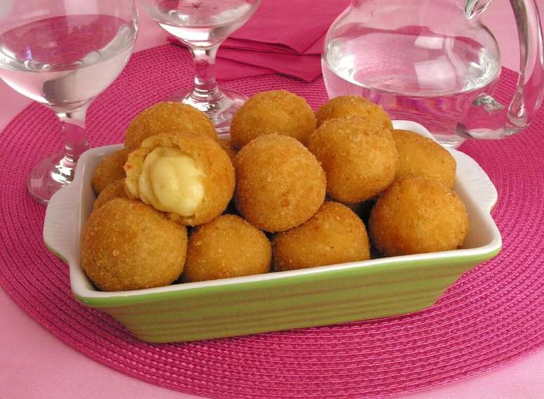Guia da Cozinha - Bolinho de mandioca: sete sabores imperd&iacute;veis para experimentar