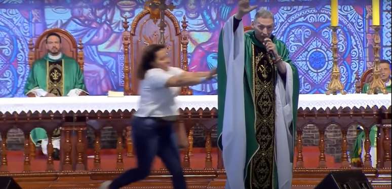 Padre Marcelo Rossi foi derrubado de uma altura de mais de dois metros após uma mulher invadir palco da Canção Nova, em Cachoeira Paulista
