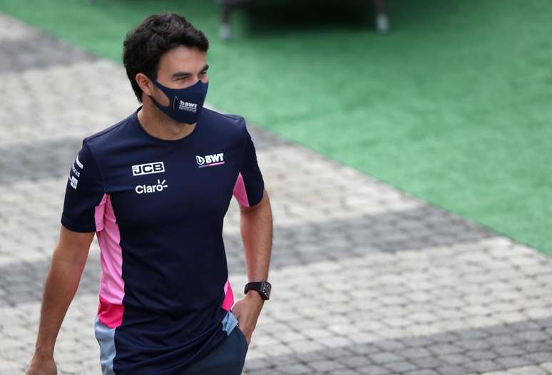 Sergio Pérez chega ao paddock de Sóchi. Mesmo sorridente, mexicano está fora do grid de 2021 até o momento 
