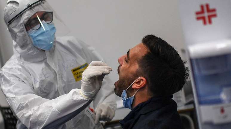 Itália tem examinado passageiros em aeroportos